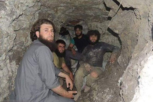 terroristas excavan túneles en Idlib Frente al Nusra y sus aliados excavan largos túneles en la provincia de Idlib